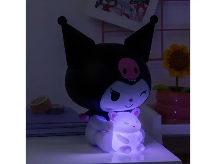 Wondee Lámpara LED Kuromi Hello Kitty Sanrio 16 cm Figura 3D Luz Nocturna Baku Púrpura GloBuddies sin Cables Pilas AA Wondee Lámpara LED Kuromi Hello Kitty Sanrio 16 cm Figura 3D Luz Nocturna Baku Púrpura GloBuddies sin Cables Pilas AA
