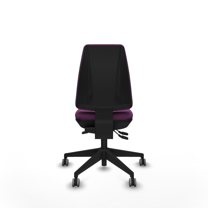 Silla de oficina Elche con mecanismo Asincro tapizada con Similpiel color Morado. Equipada con Base piramidal negra, Sin brazos y Ruedas 65 mm parqué
