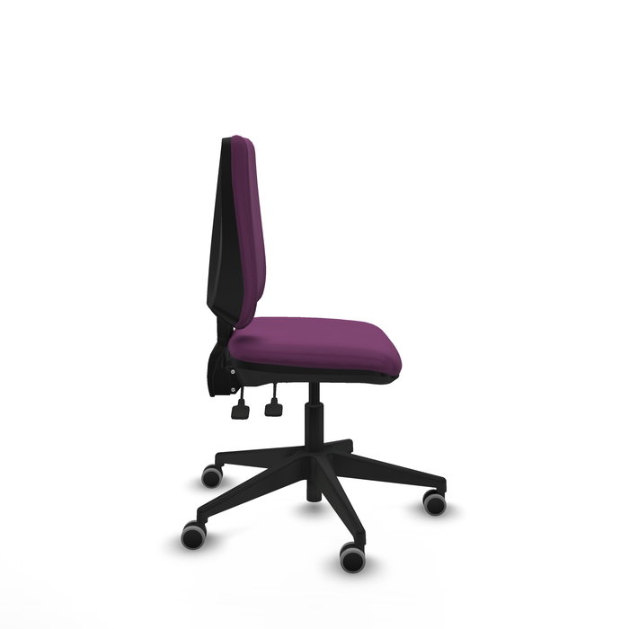 Silla de oficina Elche con mecanismo Asincro tapizada con Similpiel color Morado. Equipada con Base piramidal negra, Sin brazos y Ruedas 65 mm parqué