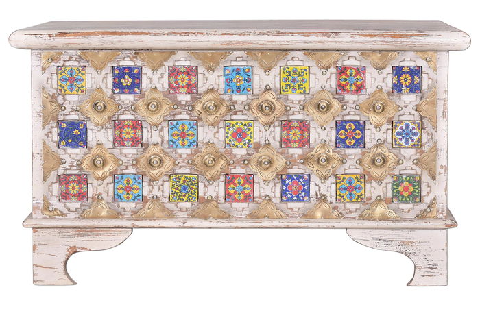 Giner Y Colomer Baúl Madera de Mango con Detalles en Cerámica y Bronce Blanco Envejecido 45x80x40 cm