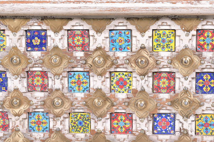 Giner Y Colomer Baúl Madera de Mango con Detalles en Cerámica y Bronce Blanco Envejecido 45x80x40 cm