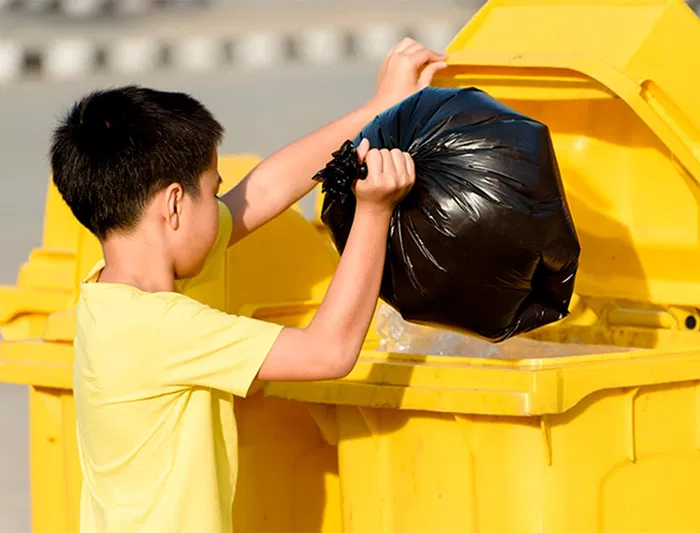 Q-connect Papelera Contenedor Plástico Amarillo para Plásticos y Envases Metálicos 100L con Tapa y Ruedas 750x470x370 mm