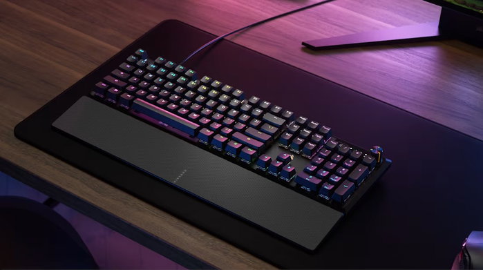 Corsair K70 Core con interruptores MLX Red, RGB y reposamuñecas