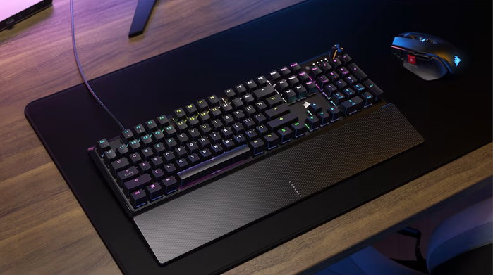 Corsair K70 Core con interruptores MLX Red, RGB y reposamuñecas