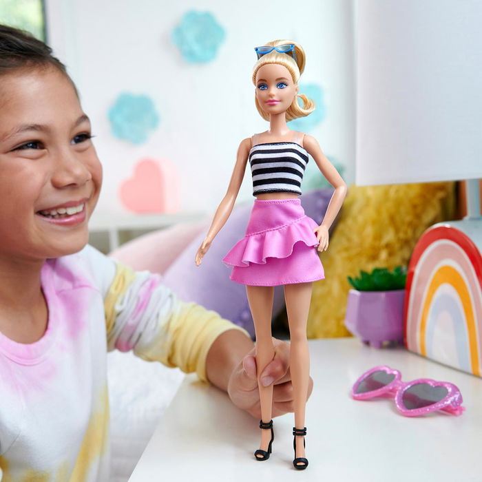 Barbie Muñeca Fashionista Top Rayas Con Falda Rosa HRH11