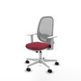 Silla de oficina Cilanco con mecanismo Sincro tapizada con Tela color Granate y malla color Gris. Equipada con lumbar 1D, Reposabrazos blancos y Ruedas 65mm nailon