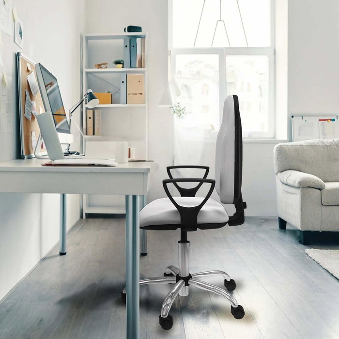 Silla de oficina Algarra con mecanismo Contacto permanente básico tapizada con Tela color Gris oscuro. Equipada con Base cromada, Brazos fijos y Ruedas de nailon 50 mm