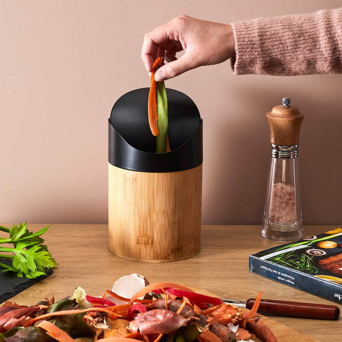 Je cherche une Idee Cubo de Mesa 1L Metal/Bambú para Cocina, Escritorio o Baño. Medidas: d.11,8 cm; h.17 cm