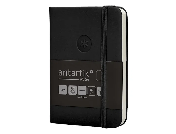 Antartik Cuaderno A7 Tapa Dura Negro Hojas Lisas 80 Hojas 80gr FSC con Gomilla Bolsillo Marcapáginas Antartik Cuaderno A7 Tapa Dura Negro Hojas Lisas 80 Hojas 80gr FSC con Gomilla Bolsillo Marcapáginas