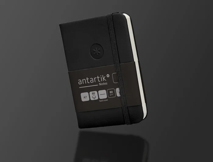 Antartik Cuaderno A7 Tapa Dura Negro Hojas Lisas 80 Hojas 80gr FSC con Gomilla Bolsillo Marcapáginas Antartik Cuaderno A7 Tapa Dura Negro Hojas Lisas 80 Hojas 80gr FSC con Gomilla Bolsillo Marcapáginas