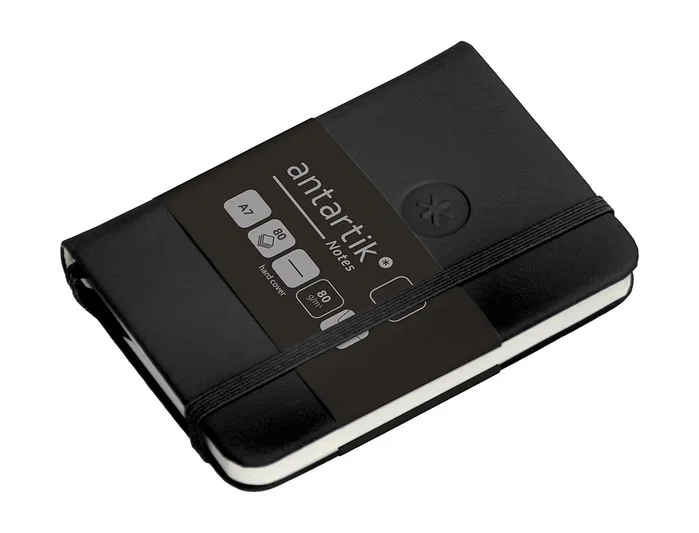 Antartik Cuaderno A7 Tapa Dura Negro Hojas Lisas 80 Hojas 80gr FSC con Gomilla Bolsillo Marcapáginas Antartik Cuaderno A7 Tapa Dura Negro Hojas Lisas 80 Hojas 80gr FSC con Gomilla Bolsillo Marcapáginas