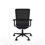 Silla de oficina Haches con mecanismo Sincro/Traslack tapizada con Tela color Azul claro y malla color Negro. Equipada con lumbar 1D, Brazos 2D y Ruedas 65mm nailon
