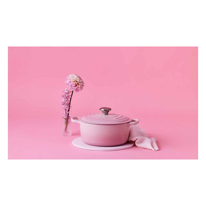Le Creuset 21177247774430 Signature Gusseisen-Bräter, Sartén Redonda 24cm 4.2L Color Shell Pink, Hierro Fundido, Resistente a 260°C, Incluye Tapa