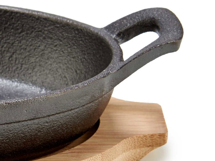 Kinvara Bandeja para Horno Oval, Hierro Forjado con Asas de Bambú, Gris y Madera, Apta para Horno hasta 260°C, 22.5 x 12.5 x 4.5 cm (Set de 12)