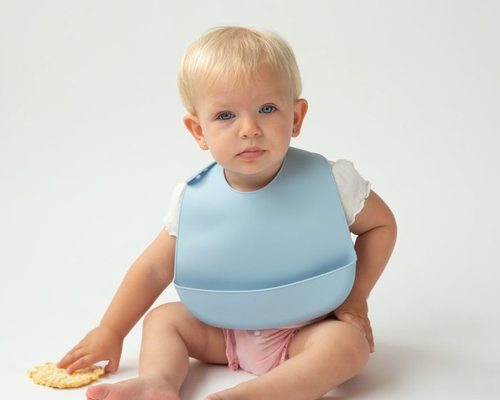 KioKids Babero Blandito de Silicona Azul con Bolsillo Recogemigas Ajustable para Bebés +4 Meses