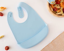 KioKids Babero Blandito de Silicona Azul con Bolsillo Recogemigas Ajustable para Bebés +4 Meses