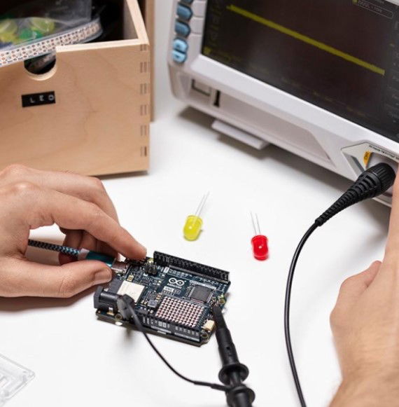 Arduino Placa de Desarrollo Arduino Uno R4 WiFi con ESP32-S3-Mini, Renesas RA4M1 Cortex-M4, 256KB Flash, 12x8 LED, Qwiic, 5V, Compatible con Shields R3 Arduino Placa de Desarrollo Arduino Uno R4 WiFi con ESP32-S3-Mini, Renesas RA4M1 Cortex-M4, 256KB Flash, 12x8 LED, Qwiic, 5V, Compatible con Shields R3