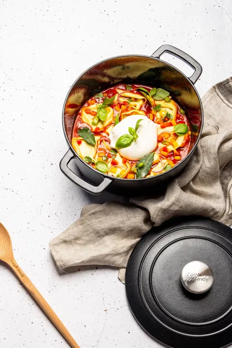 Cosy & Trendy COS5401110197133 Cacerola con Tapa de Hierro Fundido Esmaltado Negra Ø24 cm 4,6 L Apta Inducción