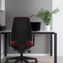 Silla de oficina Elche con mecanismo Asincro tapizada con Similpiel color Granate. Equipada con Base piramidal negra, Brazos 1D y Ruedas 65mm nailon