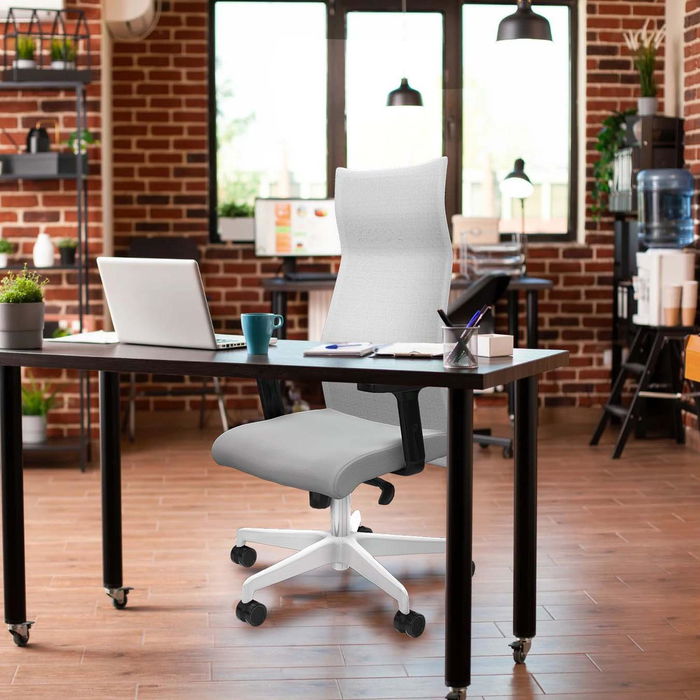 Sillón Albacete con mecanismo Sincro tapizada con Similpiel color Turquesa y malla color Blanco. Equipado con Base poliamida blanca, Brazos 2D y Ruedas 65mm nailon