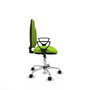 Silla de oficina Algarra con mecanismo Contacto permanente básico tapizada con Similpiel color Pistacho. Equipada con Base cromada, Brazos fijos y Ruedas de nailon 50 mm