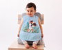 KioKids Babero Impermeable con Bolsillo Recogemigas - Azul - Colección Lovely Friends