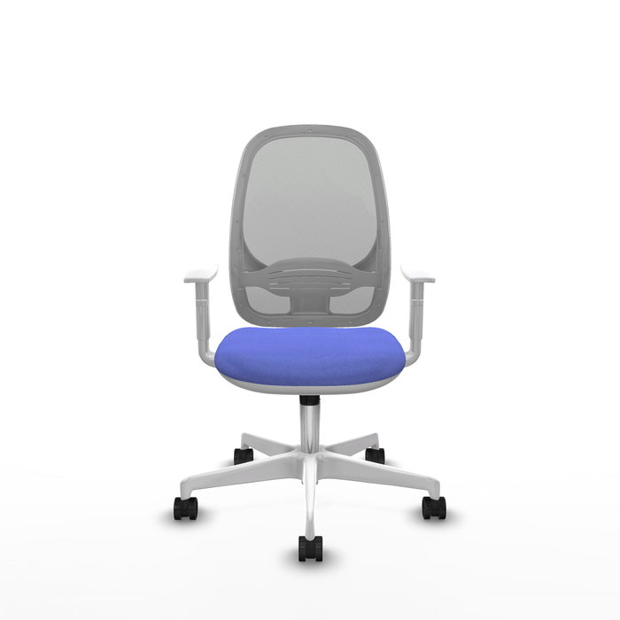 Silla de oficina Cilanco con mecanismo Sincro tapizada con Tela color Azul claro y malla color Gris. Equipada con lumbar 1D, Reposabrazos blancos y Ruedas 65mm nailon