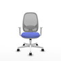 Silla de oficina Cilanco con mecanismo Sincro tapizada con Tela color Azul claro y malla color Gris. Equipada con lumbar 1D, Reposabrazos blancos y Ruedas 65mm nailon
