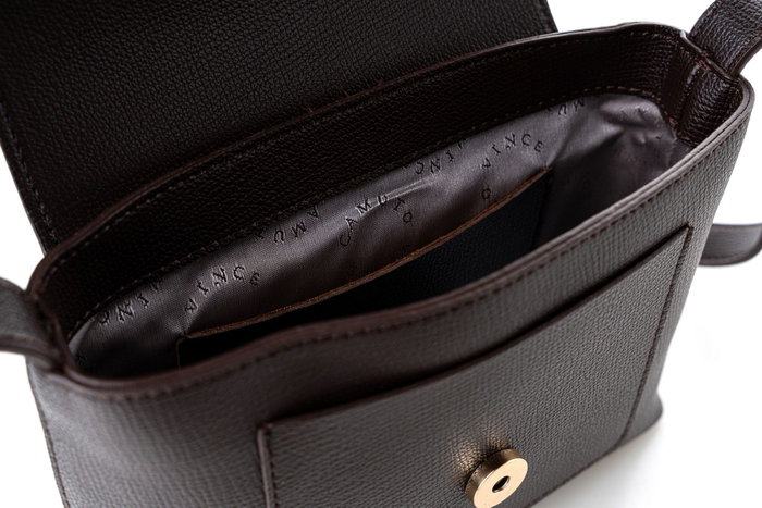 Vince Camuto Bolso Cruzado Matera Monogrammed Marrón Piel de Polivinilo
