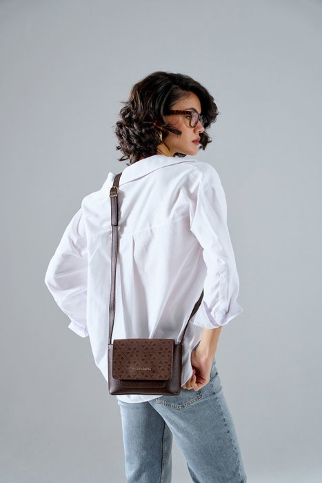 Vince Camuto Bolso Cruzado Matera Monogrammed Marrón Piel de Polivinilo