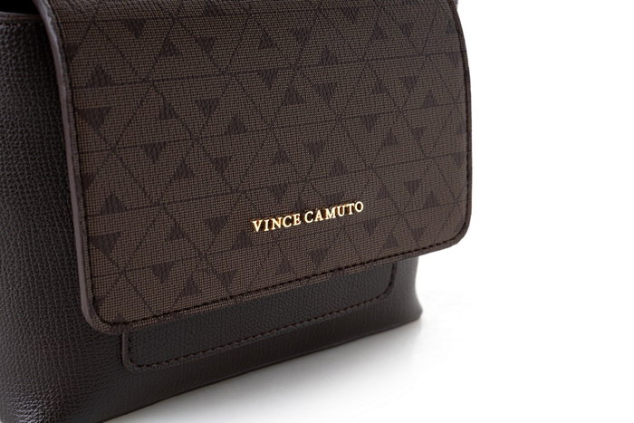 Vince Camuto Bolso Cruzado Matera Monogrammed Marrón Piel de Polivinilo