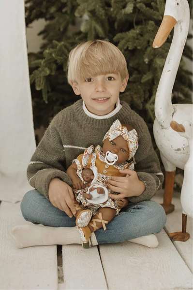 Muñecas Arias Muñeca Elegance 45 cm, muñeca de trapo mulato con vestido y pelo de lana aran mostaza, para niñas a partir de 3 años