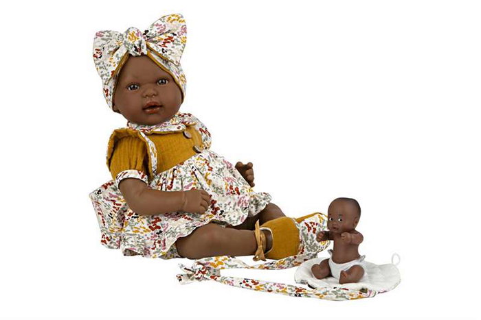 Muñecas Arias Muñeca Elegance 45 cm, muñeca de trapo mulato con vestido y pelo de lana aran mostaza, para niñas a partir de 3 años
