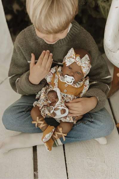 Muñecas Arias Muñeca Elegance 45 cm, muñeca de trapo mulato con vestido y pelo de lana aran mostaza, para niñas a partir de 3 años