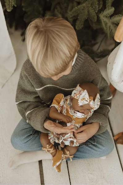 Muñecas Arias Muñeca Elegance 45 cm, muñeca de trapo mulato con vestido y pelo de lana aran mostaza, para niñas a partir de 3 años