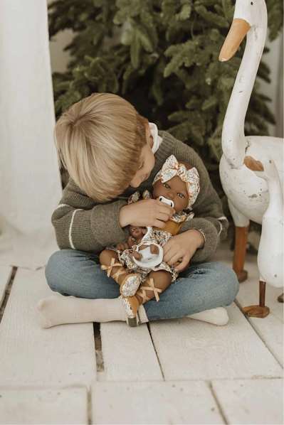Muñecas Arias Muñeca Elegance 45 cm, muñeca de trapo mulato con vestido y pelo de lana aran mostaza, para niñas a partir de 3 años