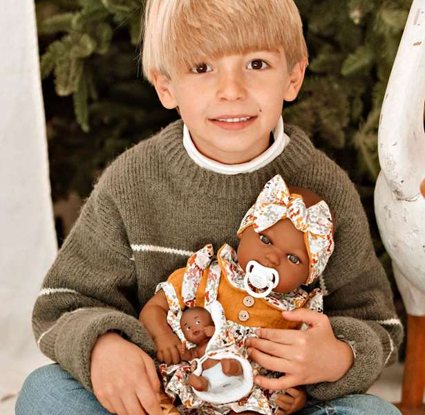 Muñecas Arias Muñeca Elegance 45 cm, muñeca de trapo mulato con vestido y pelo de lana aran mostaza, para niñas a partir de 3 años