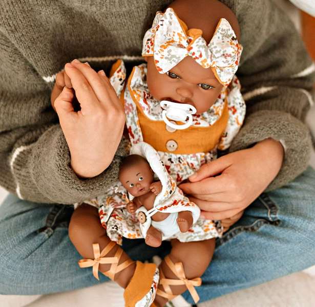 Muñecas Arias Muñeca Elegance 45 cm, muñeca de trapo mulato con vestido y pelo de lana aran mostaza, para niñas a partir de 3 años