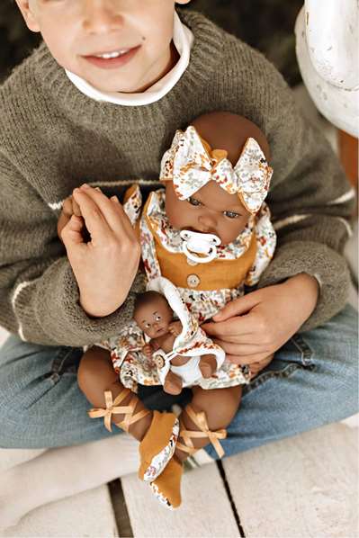 Muñecas Arias Muñeca Elegance 45 cm, muñeca de trapo mulato con vestido y pelo de lana aran mostaza, para niñas a partir de 3 años