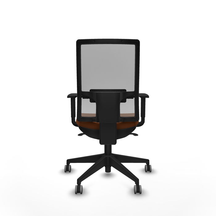 Silla de oficina Horna con mecanismo Sincro tapizada con Similpiel color Marrón y malla color Gris. Equipada con lumbar 1D, Brazos 1D y Ruedas 65 mm parqué