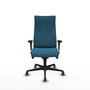 Sillón Albacete con mecanismo Sincro tapizada con Tela color Verde petróleo. Equipado con Base nailon negra, Brazos 1D y Ruedas 65 mm parqué