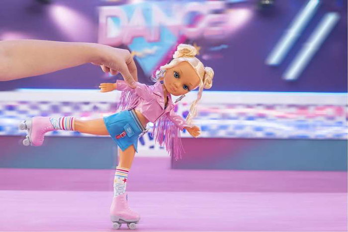 Famosa Nancy Un Día De Baile En Patines Nac22000 Muñeca Con Patines Giratorios Y Chaqueta De Flecos