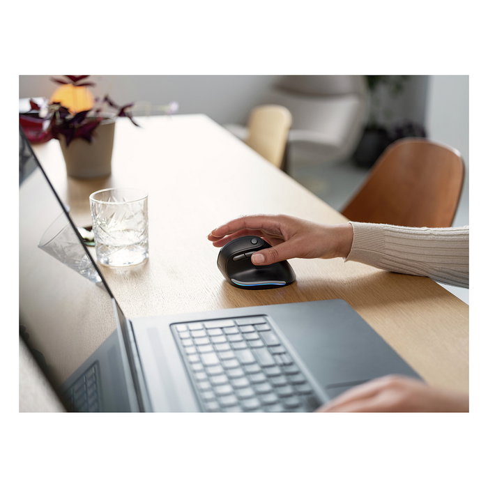 Trust Bayo Ergo Maus 6Tasten, Ratón Ergonómico Inalámbrico Óptico para Mano Derecha, 2400 DPI, 6 Botones, RGB, Recargable USB-C, Negro