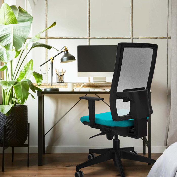 Silla de oficina Horna con mecanismo Sincro tapizada con Tela color Turquesa y malla color Negro. Equipada con lumbar 1D, Brazos 1D y Ruedas 65 mm parqué