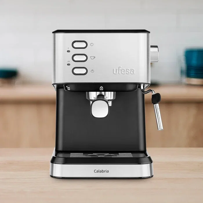 Ufesa Calabria Máquina de Espresso para Encimera, 20 Bares, 1.5 L, Negro/Acero Inoxidable, Vaporizador, Portafiltro Doble, Calienta-Tazas, 1050W