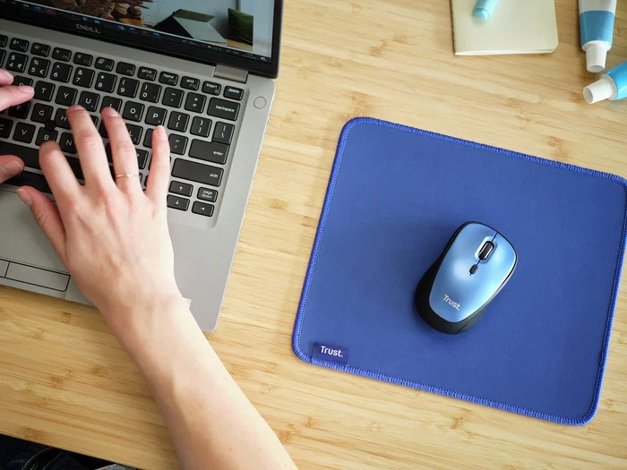 Trust Boye - Alfombrilla para ratón ecológica, caucho, tamaño 250x210mm, grosor 3mm, color azul