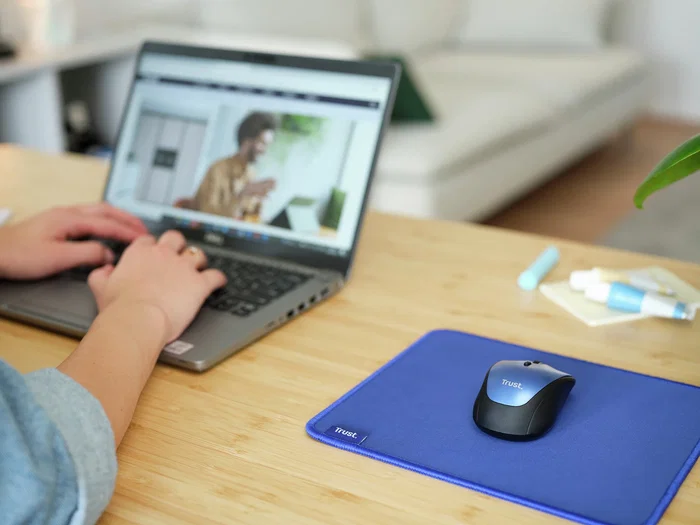 Trust Boye - Alfombrilla para ratón ecológica, caucho, tamaño 250x210mm, grosor 3mm, color azul