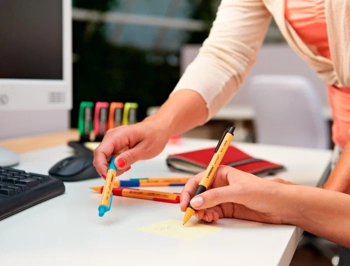 Stabilo Pointball Bolígrafo Retráctil, Punta 0.5 mm, Tinta Azul, 79% Plástico Reciclado