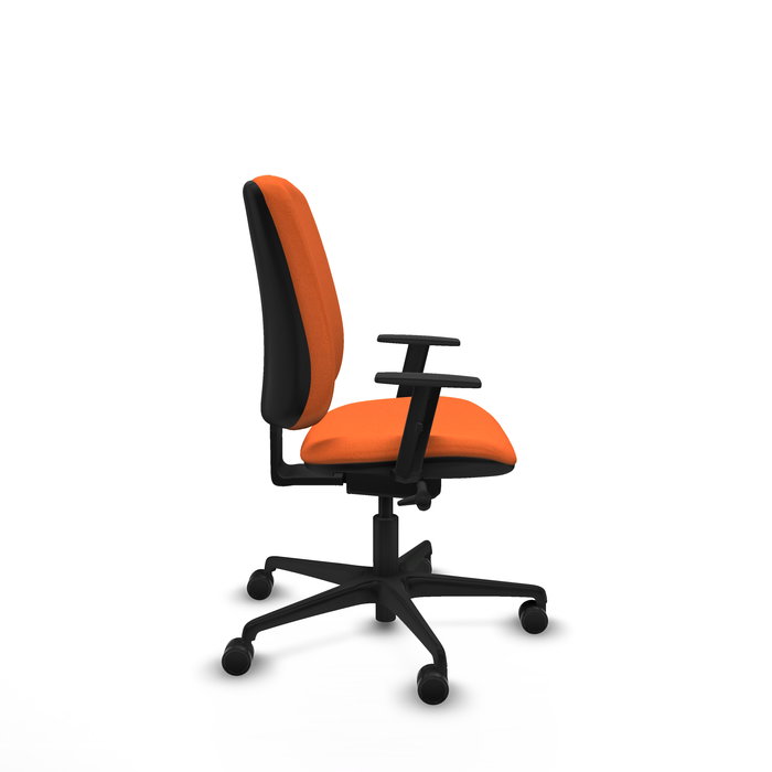 Silla de oficina Alares con mecanismo Sincro/Traslack tapizada con Tela color Naranja. Equipada con Base nailon negra, Brazos 1D y Ruedas 65mm nailon