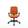 Silla de oficina Alares con mecanismo Sincro/Traslack tapizada con Tela color Naranja. Equipada con Base nailon negra, Brazos 1D y Ruedas 65mm nailon